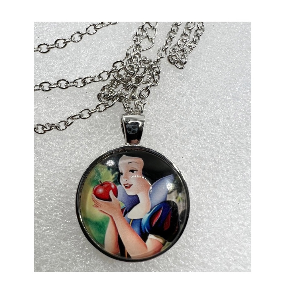 $2 Snow White necklace new in gift box $2 WITH ANY ORDER OF $10 OR MORE - Picture 4 of 10